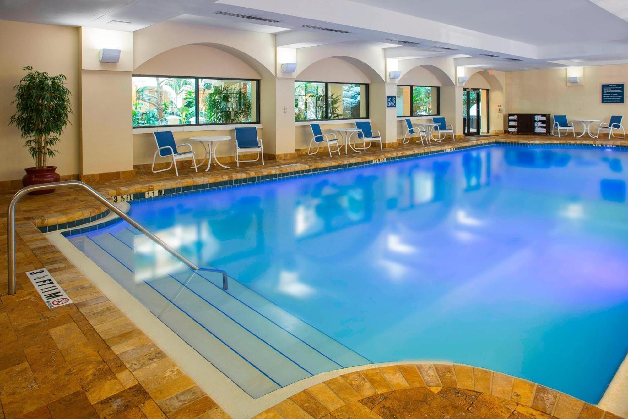 Hotel Four Points By Sheraton Airport Westshore 3*